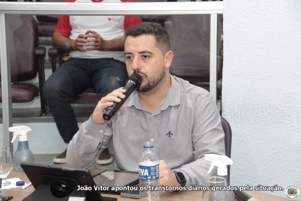 Estacionamento nos dois lados dificulta trânsito na Rua José Inácio da Silveira