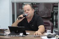 Empresários tapam buracos de ruas por conta própria