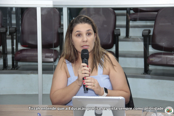 Visita a escola e combate a problemas marcam atuação de vereadora na Educação